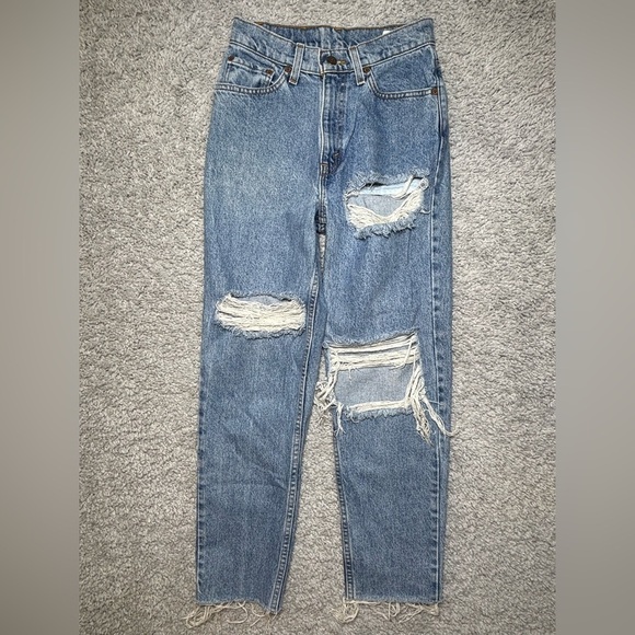 Levi's Jeans Womens 5 Vintage High Rise Mom Jean Light Wash Distressed Holes USA - Picture 1 of 7